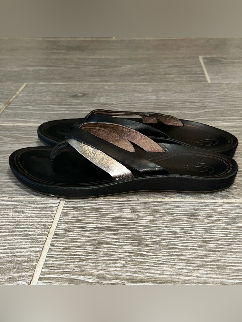 Olukai Kaekae Leather Black Silver Women's 8 Sandals Flip Flops Metallic Boho - Picture 2 of 10
